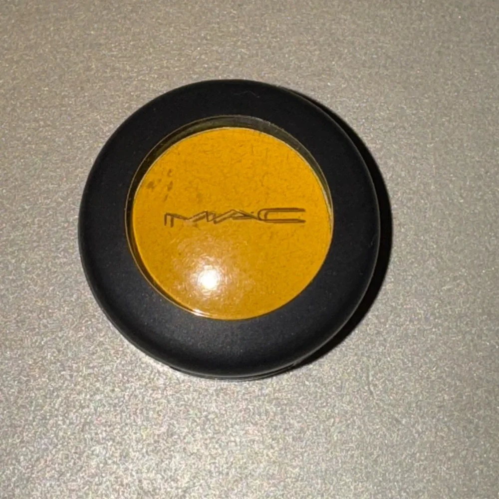 MAC Cosmetics chrome Yellow eyeshadow